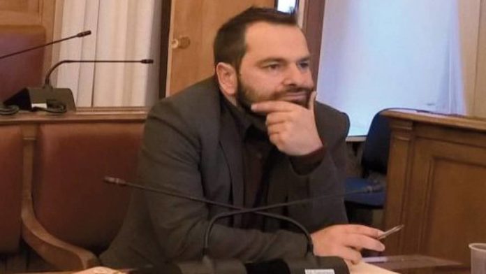 Tramontano: “Forte sindaco di minoranza, dovrebbe dimettersi subito”
