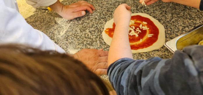 Giocano e imparano, gli studenti del Comprensivo “Achille Pace” con le mani in pasta
