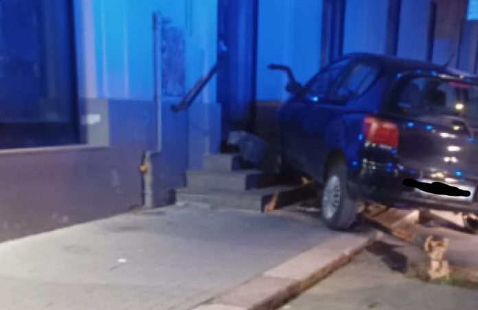 Auto contro albero su via Mario Milano, ferito un 40enne