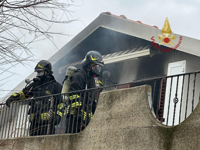 Fiamme in un fabbricato a San Giacomo: danni ingenti, struttura inagibile