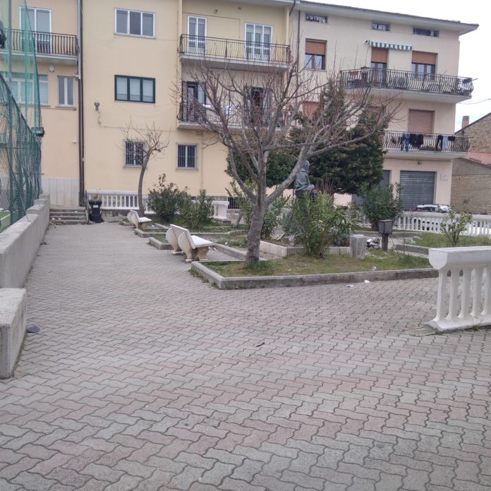 Largo Padre Pio colma di cartacce e rifiuti di ogni genere, la lamentela di alcuni residenti di Trivento