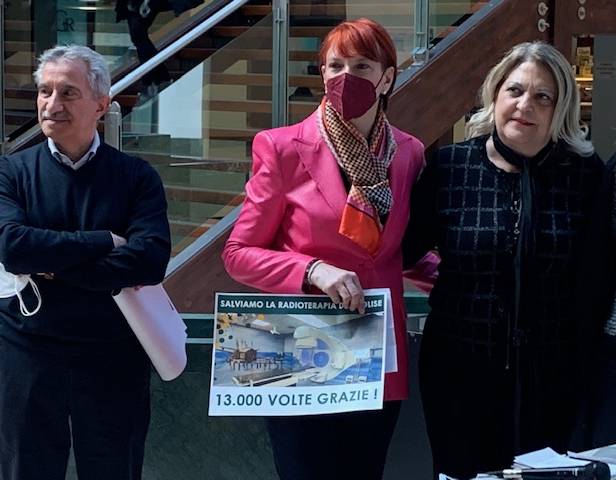 Sess0 all’aperto a Isernia, mentre la ragazza gli ruba il portafogli: due denunciati per atti osceni
