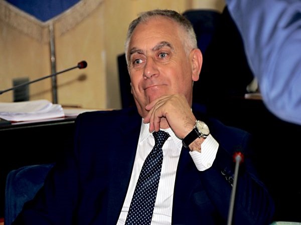 Regione. Vincenzo Niro si dimette da assessore, porte chiuse in Consiglio per Antonio Tedeschi