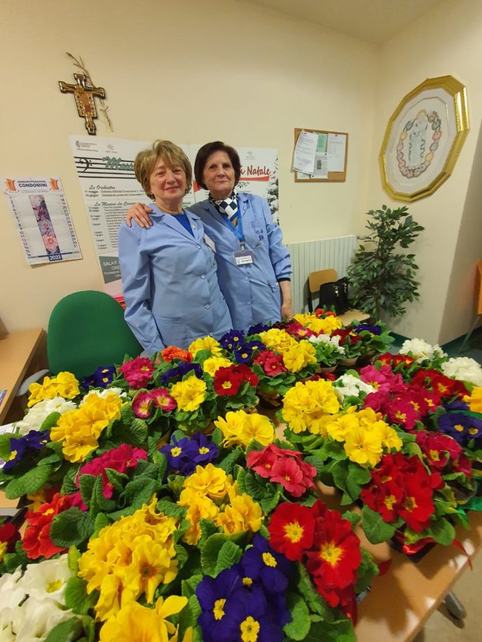 Festa della donna, le volontarie dell’Associazione Iris al Gemelli per regalare un sorriso ai malati