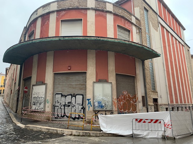 Il teatro Ariston cade a pezzi, il Comune intima la messa in sicurezza