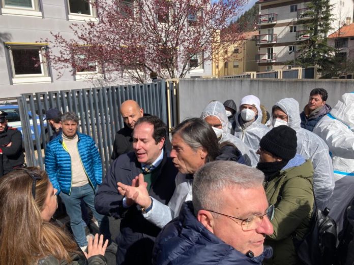 Operatori socio sanitari protestano davanti alla sede della Regione, chiedono la stabilizzazione