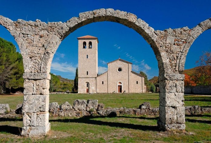 Nell’Abbazia di San Vincenzo un laboratorio di lavorazione del vetro soffiato