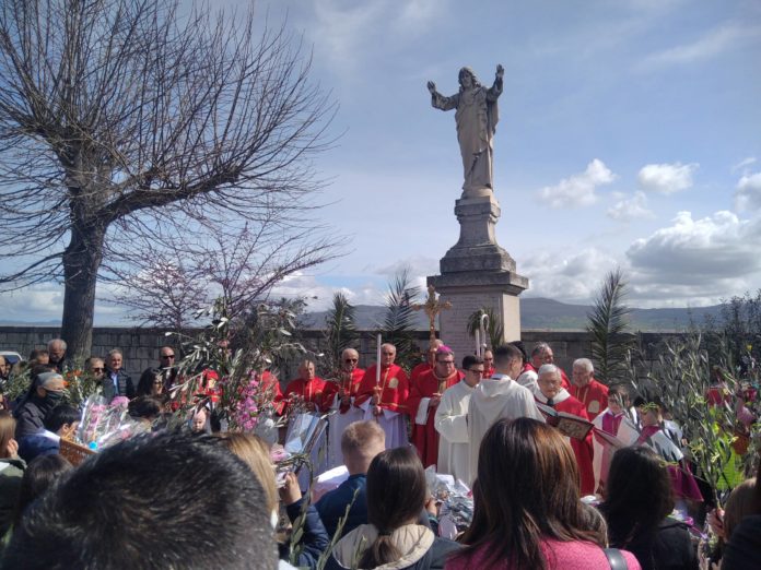 La preziosa reliquia della Santa Spina portata in processione dai fedeli di Trivento per la protezione dal terremoto