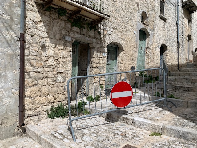 Terremoto, un mese dopo la scossa proseguono le verifiche sugli edifici