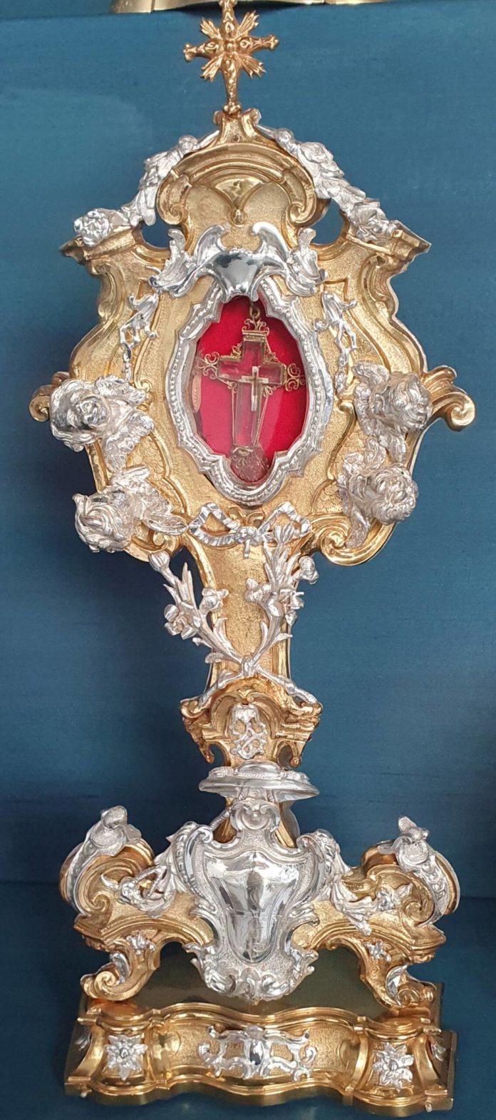 Un raro reliquario del “Legno della Croce” datato 1741