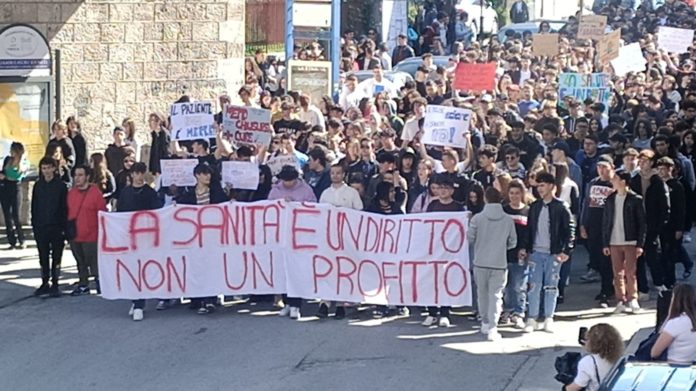Manifestazione studentesca a Isernia: “La sanità è un diritto, non un profitto”