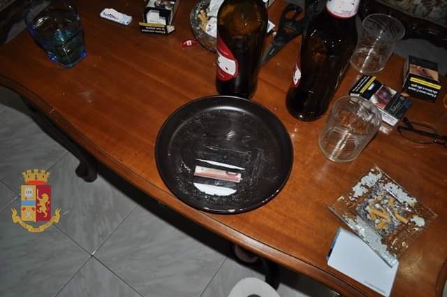 Festino a base di cocaina, irrompe la polizia: coniugi in manette, sequestrati quasi 400 grammi di droga
