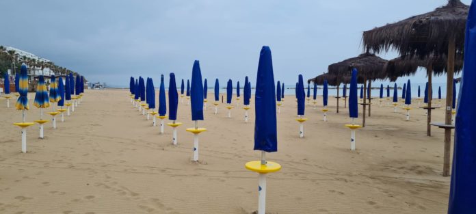 Il maltempo fa slittare di fatto l’apertura della stagione balneare