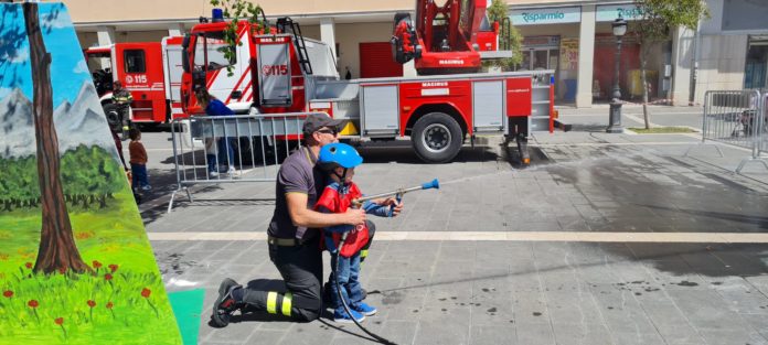 Entusiasmo in piazza a Termoli, tanti bambini vigili del fuoco per un giorno