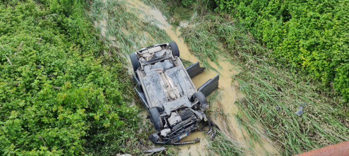 Auto giù dal ponte, volo di 5 metri: donna in ospedale