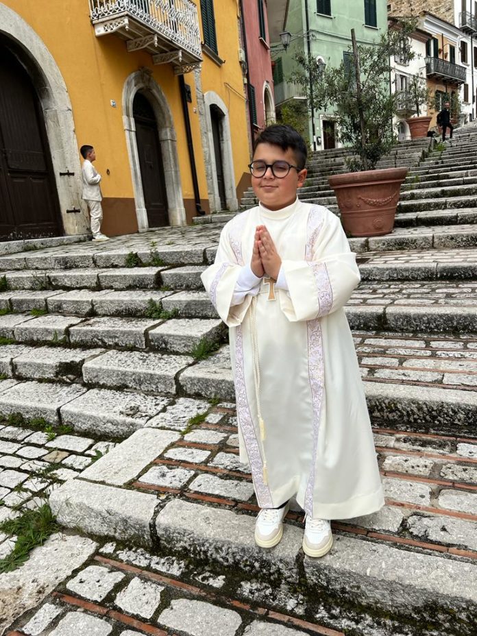 Paolo Felice riceve la Prima Comunione. Auguri !!!