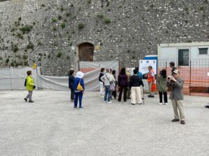 Campobasso – Turisti giapponesi arrivano in città e trovano il castello Monforte chiuso per lavori e senza alcuna indicazione