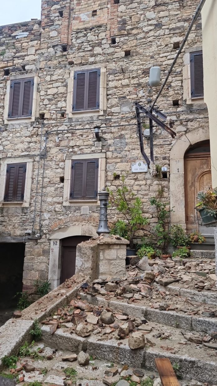 Il centro storico di Trivento cade a pezzi con le abbondanti piogge. Nella notte cede un tetto in via Colle