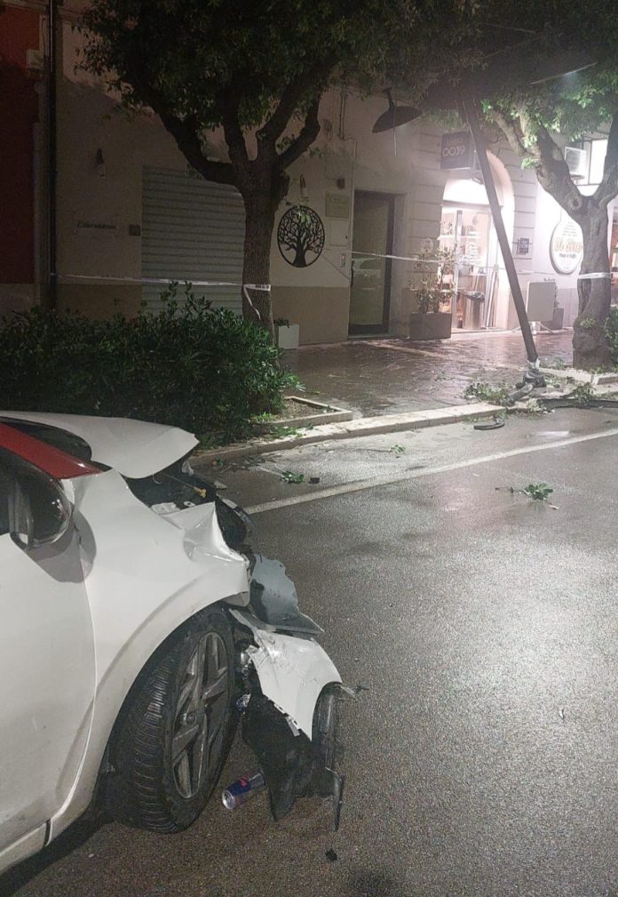 A Termoli giovane tampona un’auto, ne danneggia un’altra parcheggiata, sfonda un palo e scappa