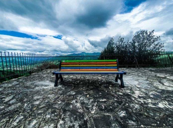 Giornata internazionale contro l’omotransfobia, il Comune di Roccavivara installa una panchina arcobaleno