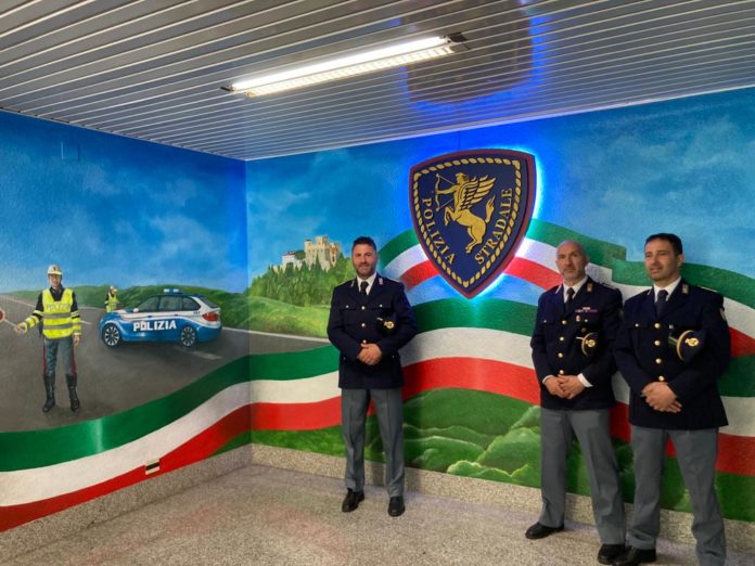Un murale nell’atrio degli uffici della Polizia Stradale a Campobasso realizzato dagli studenti del liceo artistico Manzù