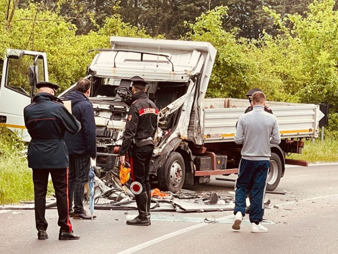Due feriti gravi in un incidente a Campochiaro: Tir impatta camioncino distruggendo la parte anteriore