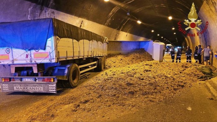 Venafro, tir si ribalta: traffico bloccato