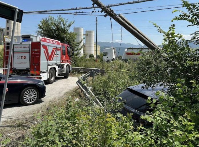 Auto fuori strada sulla statale 85 all’altezza di Sesto Campano