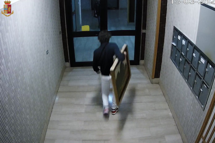 Truffe agli anziani, la Polizia denuncia due napoletani che avevano rubato gioielli e quadri di valore a una coppia di Campobasso