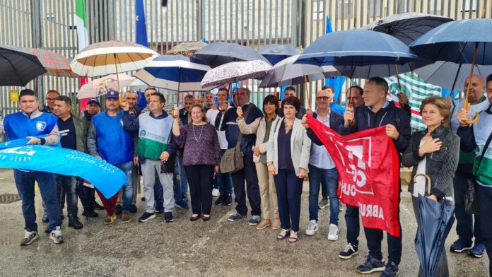 Larino, sindacati in protesta davanti al carcere: “Serve più personale”