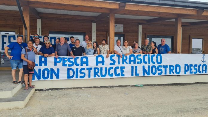 Armatori, pescatori e cooperative contro l’Europa: “La pesca a strascico non va limitata”