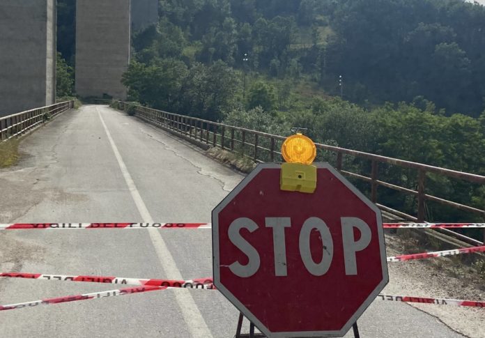 Cadono calcinacci dal ponte della Trignina, paura per due passanti