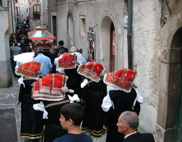 Roccamandolfi, processione di San Liberato con i costumi tradizionali