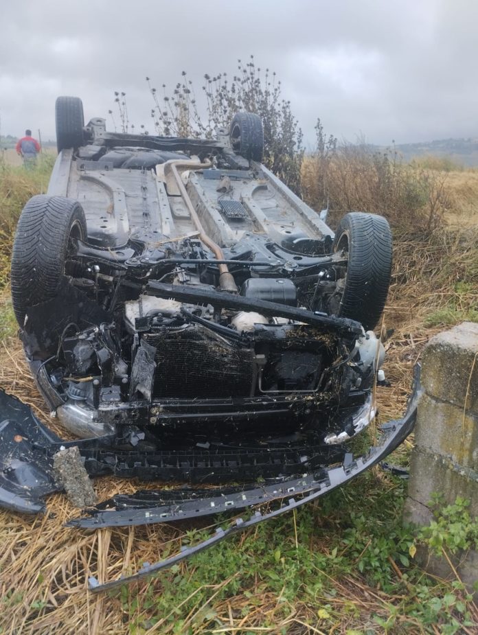 Auto esce fuori strada e si ribalta, paura per madre e figlio