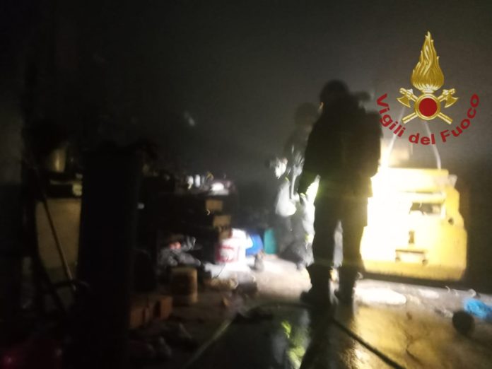 Rogo in una rimessa a Campolieto, intervento dei Vigili del Fuoco