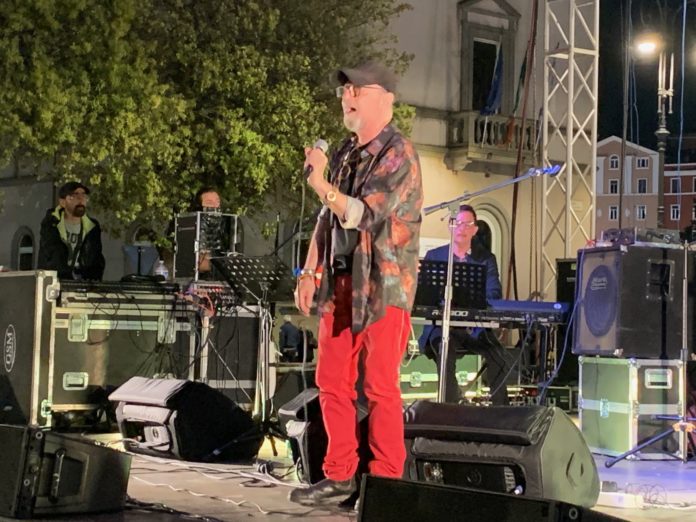 Sergio Caputo apre il festival dei Misteri e celebra i 40 anni di Un sabato italiano