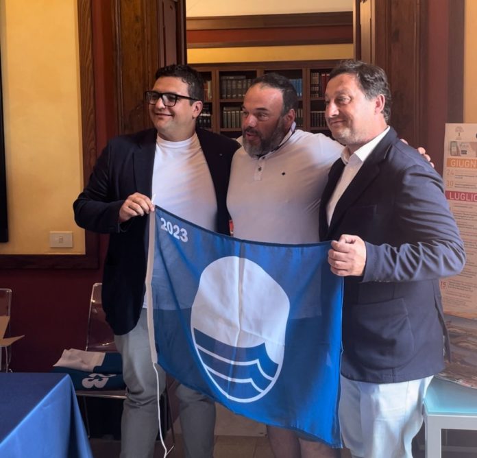 Campomarino, consegnata l’undicesima bandiera blu ai balneatori. Michele D’Egidio, assessore al turismo: “Sarà un’estate ricca di eventi.”