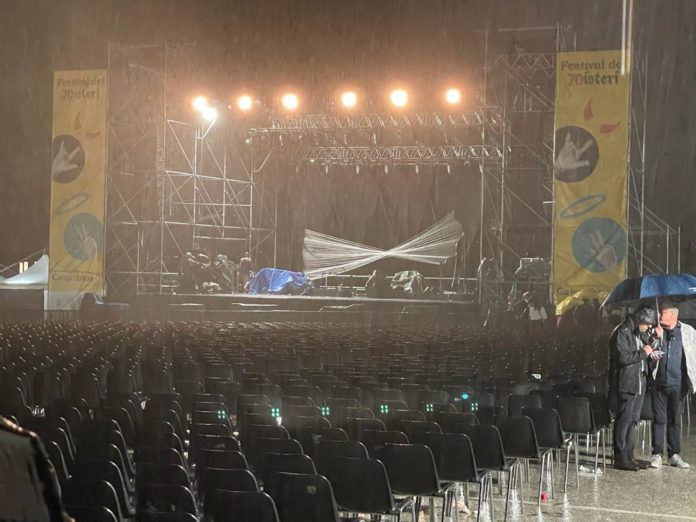 Un nubifragio ferma Mannarino, il concerto a Campobasso interrotto dopo mezzora