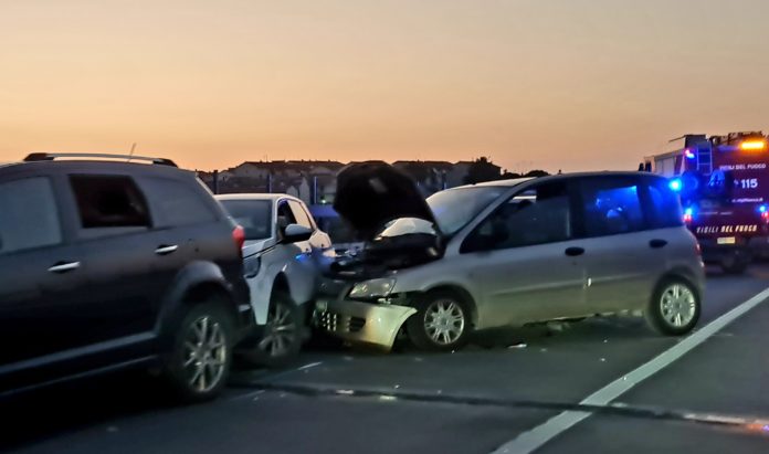 Carambola di auto sulla Tangenziale, diversi feriti