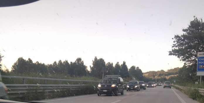 Semafori e code interminabili sulla Trignina, automobilisti di ritorno dalla costa esasperati