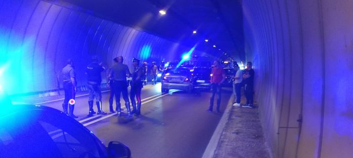Tamponamento in galleria sulla Statale 85: tre feriti in ospedale