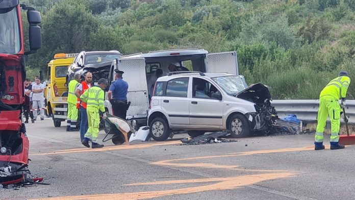 Tragedia sulla Trignina, scontro auto-tir: un morto