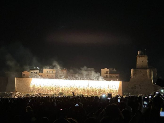 L’incendio del Castello infiamma la spiaggia di Termoli