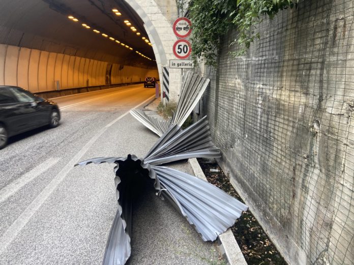 Isernia, si stacca copertura metallica della galleria: lamiere rallentano il traffico