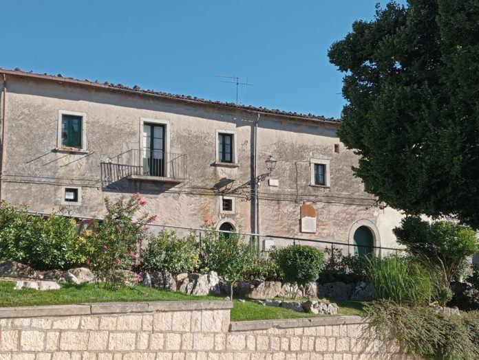 A San Giuliano del Sannio l’epigrafe dedicata ad Angelo Zuccarelli, illustre scienziato molisano, sotto la protezione dei Lari, dei Mani e dei Penati