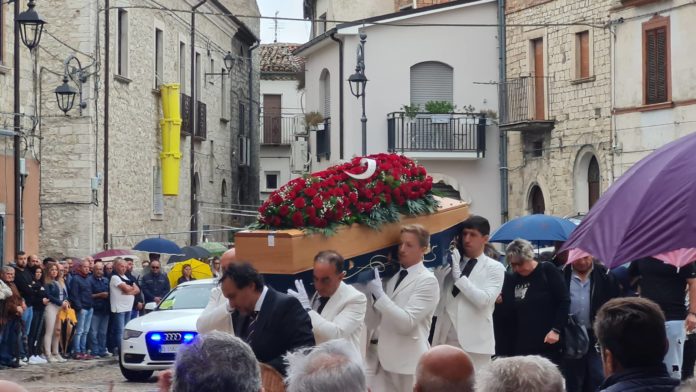L’ultimo commovente saluto a Gianluca, morto sul lavoro. Il vescovo: “Non ci sono ragioni”
