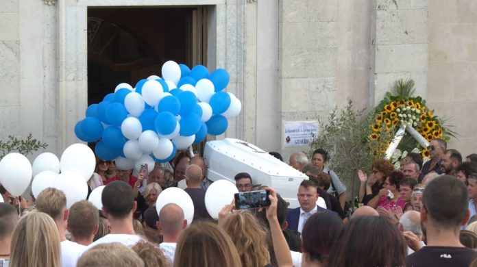 Campobasso, lo straziante a addio a Giuseppe Fragolini: in centinaia al funerale