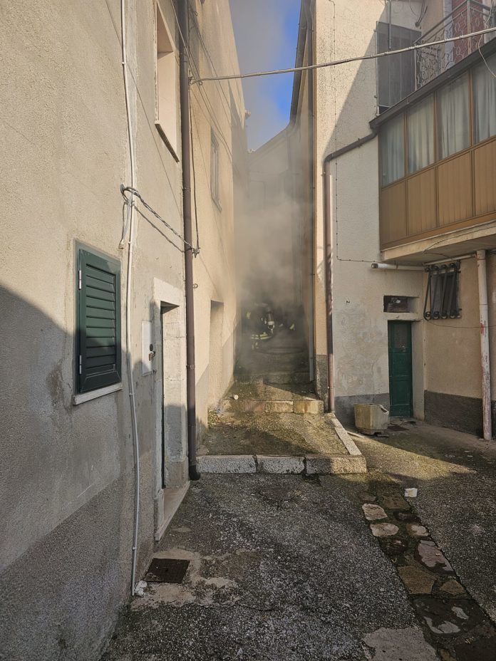 Incendio in un’abitazione nel pieno centro di Trivento, l’emergenza rientra grazie ai carabinieri e vigili del fuoco