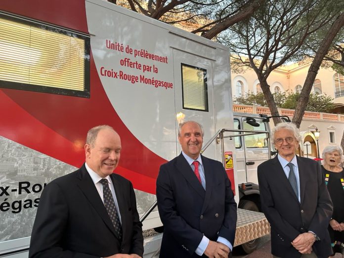 Il principe Alberto di Monaco consegna al presidente Massaro l’autoemoteca donata all’Avis Molise