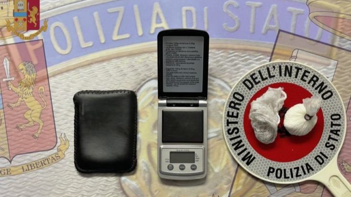 Butta cocaina dalla finestra ma sotto c’è la polizia: denunciato un 55enne
